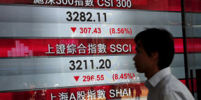 un panneau des indices boursiers chinois dans le quartier financier de hong kong 