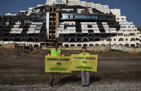 ep activistas de greenpeace frente al hotel de el algarrobico ep activistas de greenpeace frente al hotel de el algarrobico