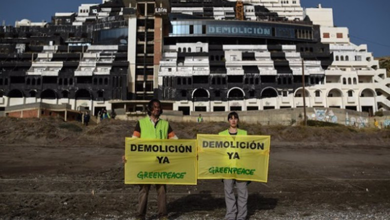 ep activistas de greenpeace frente al hotel de el algarrobico ep activistas de greenpeace frente al hotel de el algarrobico