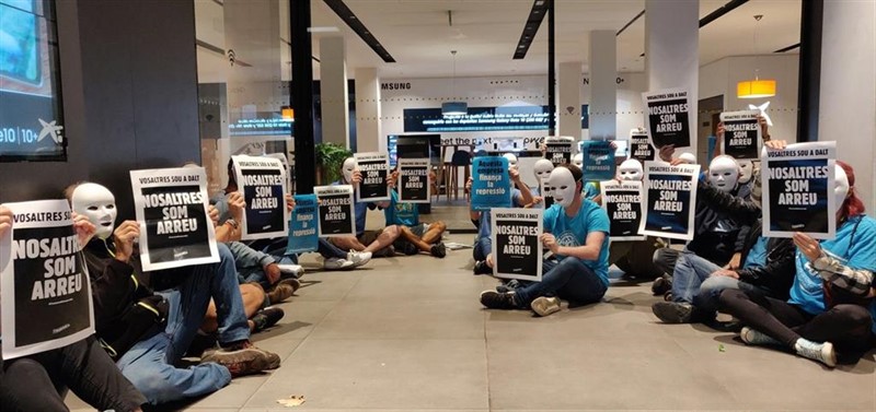 ep activistas de tsunami democrtic ocupan una entidad de caixabank