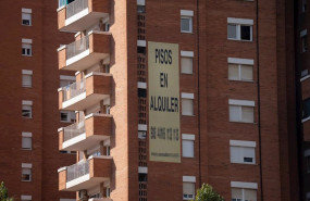 ep archivo cartel de alquiler de viviendas en la fachada de un edificio en barcelona cataluna ep archivo cartel de alquiler de viviendas en la fachada de un edificio en barcelona cataluna