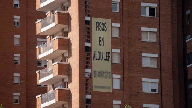 ep archivo   cartel de alquiler de viviendas en la fachada de un edificio en barcelona cataluna