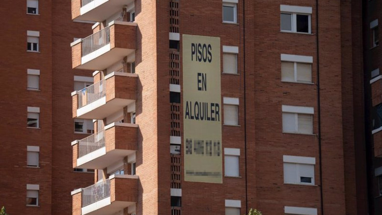 ep archivo cartel de alquiler de viviendas en la fachada de un edificio en barcelona cataluna ep archivo cartel de alquiler de viviendas en la fachada de un edificio en barcelona cataluna