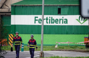 ep archivo   dos trabajadores en las instalaciones de fertiberia