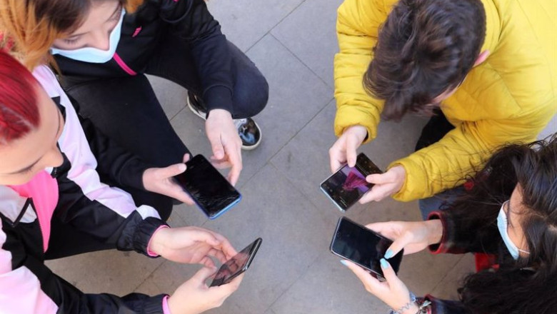ep archivo jovenes con movil ep archivo jovenes con movil