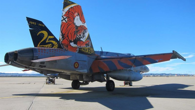 ep archivo   un caza f 18 del ala 15 en la base aerea de zaragoza