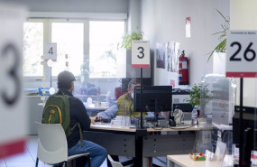 ep archivo   un hombre es atendido en una oficina de empleo