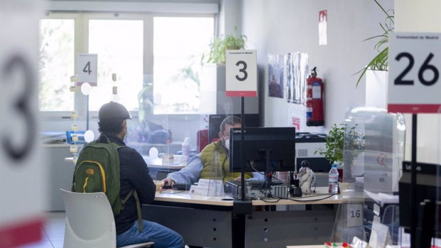 ep archivo   un hombre es atendido en una oficina de empleo