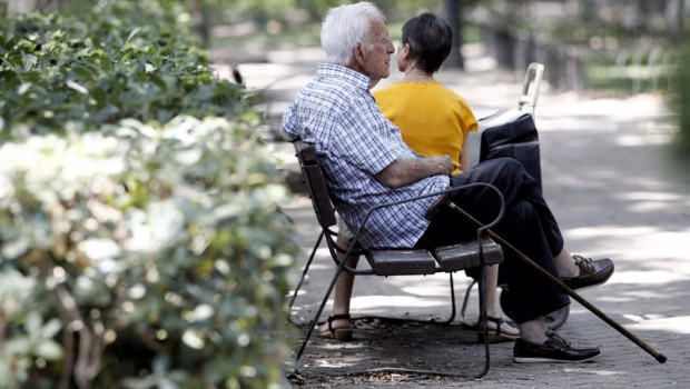 ep archivo   un pensionista descansa en un banco de un parque de madrid