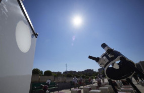 ep archivo   un telescopio frente a una lona para proyectar el eclipse solar de este jueves en la