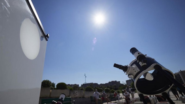 ep archivo   un telescopio frente a una lona para proyectar el eclipse solar de este jueves en la