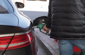 ep archivo   una persona reposta gasolina en su vehiculo en una gasolinera el dia en que ha entrado