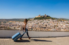 ep archivo   una turista pasea por alcala la real con la fortaleza de la mota al fondo
