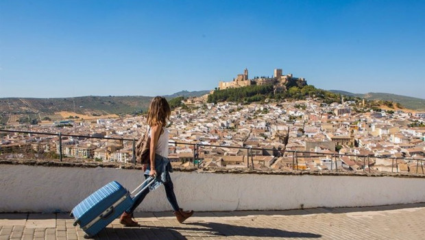 ep archivo   una turista pasea por alcala la real con la fortaleza de la mota al fondo