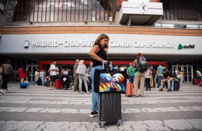 ep archivo   varias personas a las puertas de la estacion del tren de chamartin con motivo de la