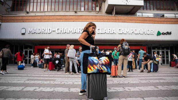ep archivo   varias personas a las puertas de la estacion del tren de chamartin con motivo de la