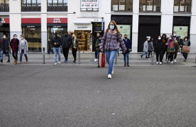 ep archivo   varias personas con bolsas pasean en una calle comercial del centro de madrid