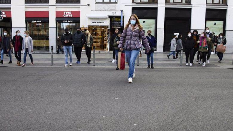 ep archivo varias personas con bolsas pasean en una calle comercial del centro de madrid ep archivo varias personas con bolsas pasean en una calle comercial del centro de madrid