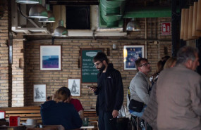 ep archivo   varias personas en el interior de una cafeteria a 28 de abril de 2025 en barcelona