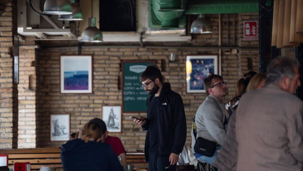 ep archivo   varias personas en el interior de una cafeteria a 28 de abril de 2025 en barcelona