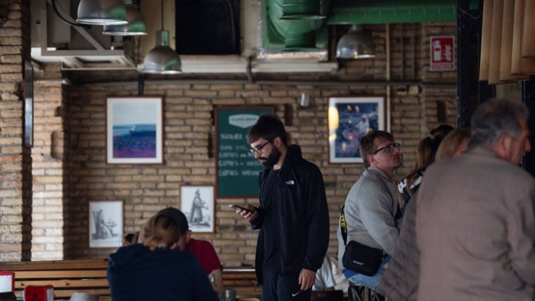 ep archivo varias personas en el interior de una cafeteria a 28 de abril de 2025 en barcelona ep archivo varias personas en el interior de una cafeteria a 28 de abril de 2025 en barcelona