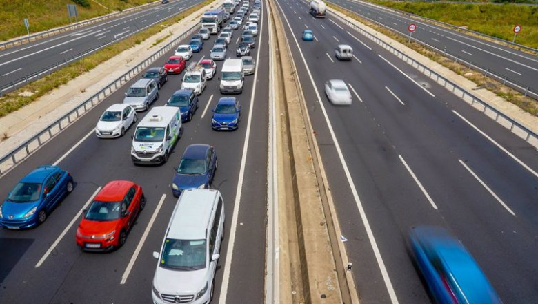 Atascos producido por el vuelco de un camión que transporta propano y que ha provocado el corte de la A-49 entre los kilómetros once y 16 en ambos sentidos a 24 de mayo del 2022 en Benacazón (Sevilla, Andalucía, España) | Eduardo Briones - Europa Press ep atascos producido por el vuelco de un camion que transporta propano y que ha provocado el corte