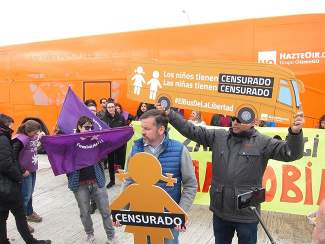 El autobús de Hazte Oír, en Navarra. | EUROPA PRESS ep autobushazte oir en navarra