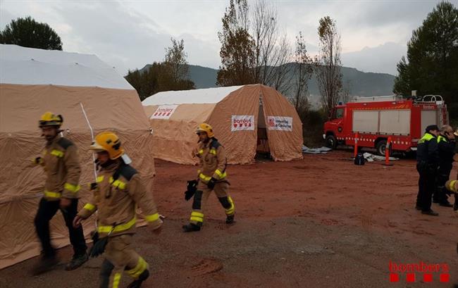Bomberos actuando en el descarrilamiento de un tren en Vacarisses (Barcelona) | BOMBERS DE LA GENERALITAT ep bomberos actuandodescarrilamientoun trenvacarisses barcelona