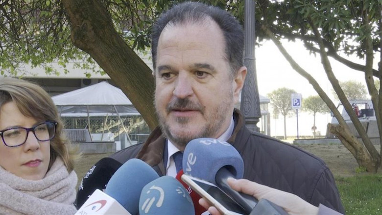 ep carlos iturgaiz atiende a los medios informativos en getxo un dia despues de ser propuesto