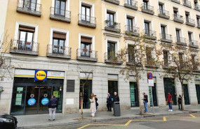 ep colas en la puerta de supermercado lidl tras decretarse el estado de alarma