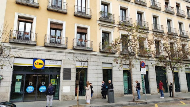 ep colas en la puerta de supermercado lidl tras decretarse el estado de alarma