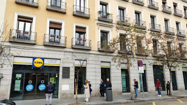 ep colas en la puerta de supermercado lidl tras decretarse el estado de alarma