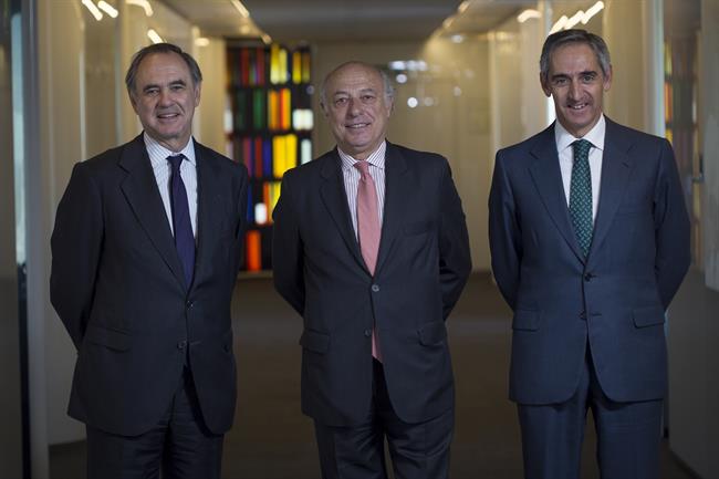 De izquierda a derecha): Luis de Carlos, José María Segovia y Salvador Sánchez | URÍA MENÉNDEZ ep de izquierdaderecha luiscarlos jose maria segoviasalvador sanchez