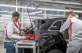 ep dos trabajadores produciendo un coche en una planta de audi