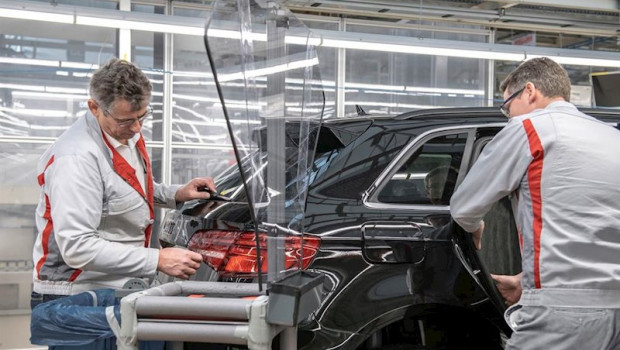 ep dos trabajadores produciendo un coche en una planta de audi