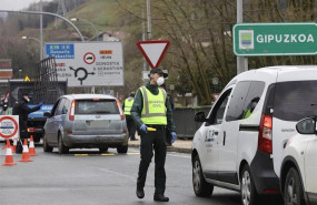 ep efectivos de la guardia civil en un control en el pais vasco por el estado de alarma