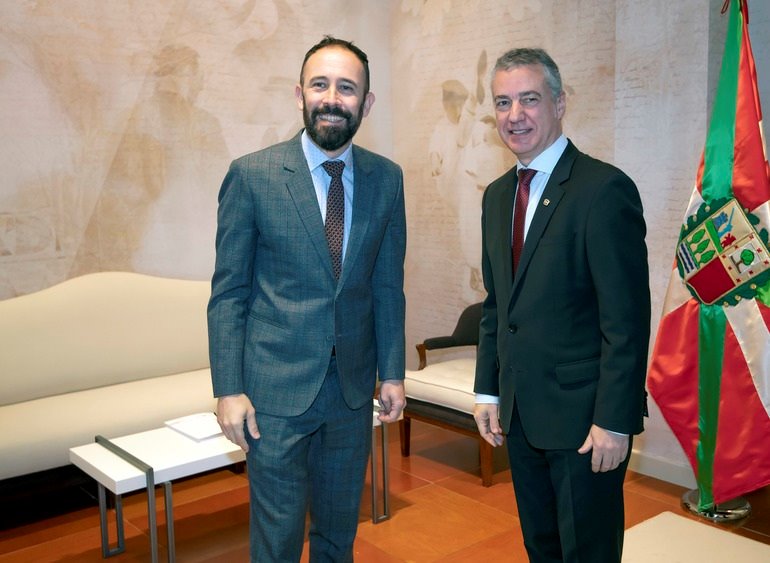 ep el delegado del gobierno denis itxaso junto al lehendakari inigo urkullu