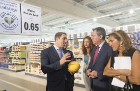 ep el director regional de lidl en andalucia raul sanz izda junto al alcalde de sevilla juan espadas