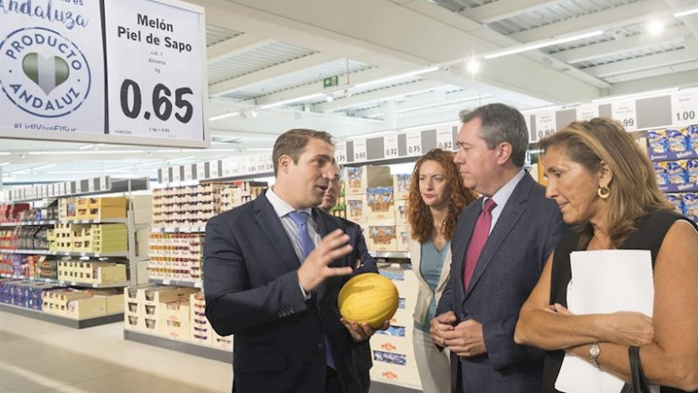 ep el director regional de lidl en andalucia raul sanz izda junto al alcalde de sevilla juan espadas
