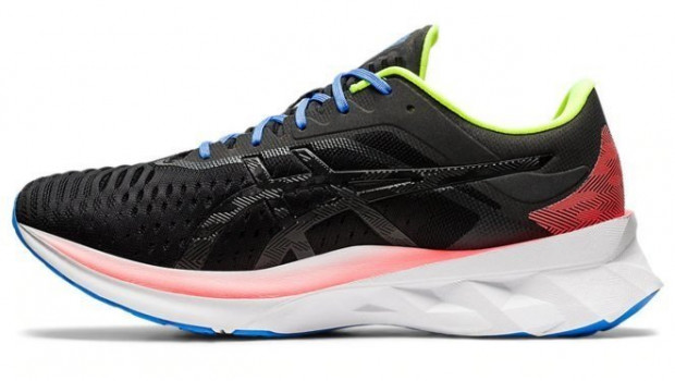 ep el modelo de zapatilla asics novablast ofrece retorno de energia al corredor