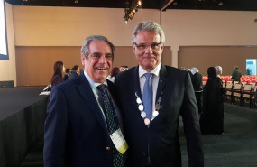 ep el presidente de la federacion internacional farmaceutica fip dominique jordan junto al