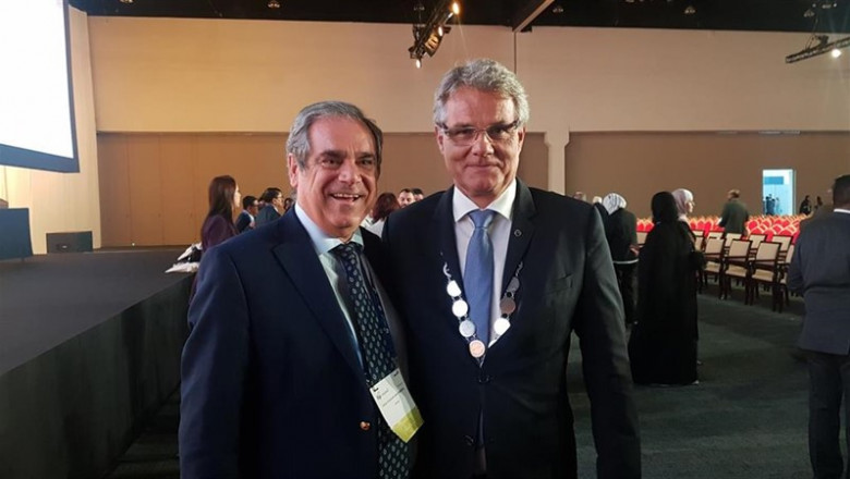 El presidente de la Federación Internacional Farmacéutica (FIP), Dominique Jordan, junto al presidente del Consejo General de Farmacéuticos de España, Jesús Aguilar. | CONSEJO GENERAL DE COLEGIOS FARMACÉUTICOS ep el presidente de la federacion internacional farmaceutica fip dominique jordan junto al