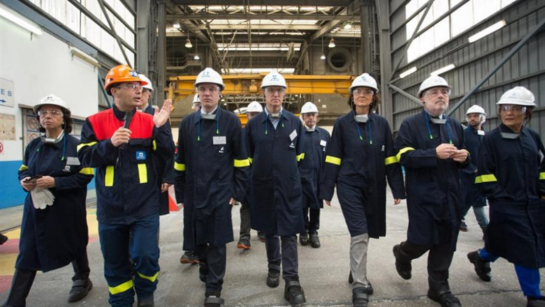 El presidente de la Xunta de Galicia, Alberto Núñez Feijoó (4d); el delegado del Gobierno en Galicia, Javier Losada (2d) y la ministra de Industria, Comercio y Turismo en funciones, Reyes Maroto (3d), durante su vista por el complejo industrial de Alcoa e | CARLOS CASTRO - Europa Press ep el presidente de la xunta de galicia alberto nunez feijoo 4d el delegado del gobierno en galicia