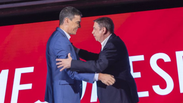 ep el presidente del gobierno y secretario general del psoe pedro sanchez y el ministro de