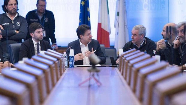 ep el primer ministro italiano giuseppe conte y el ministro de salud roberto speranza