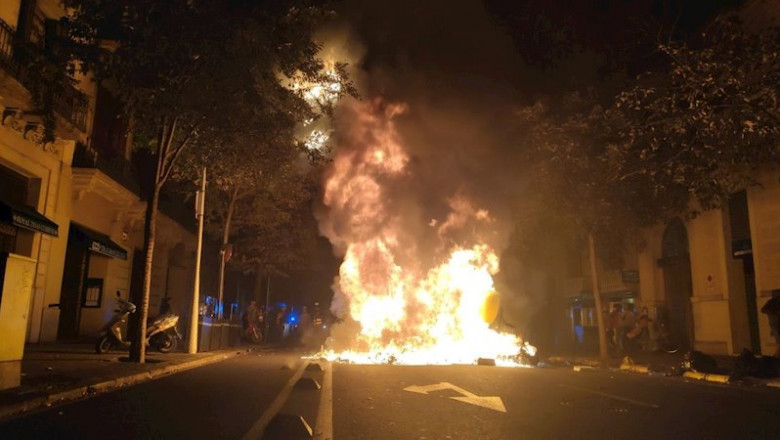 ep hoguera en el centro de barcelona durante los disturbios contra la sentencia del proceso ep hoguera en el centro de barcelona durante los disturbios contra la sentencia del proceso
