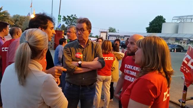Jaime Cedrún con los trabajadores de Cuétara | CCOO ep jaime cedrunlos trabajadorescuetara