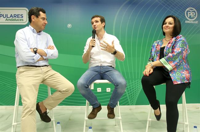Juanma Moreno, Pablo Casado y Virginia Pérez, en un acto en Sevilla | EUROPA PRESS ep juanma moreno pablo casadovirginia perez enactosevilla