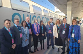 ep la directora general de ouigo helene valenzuela centro con foulard violeta con las autoridades de