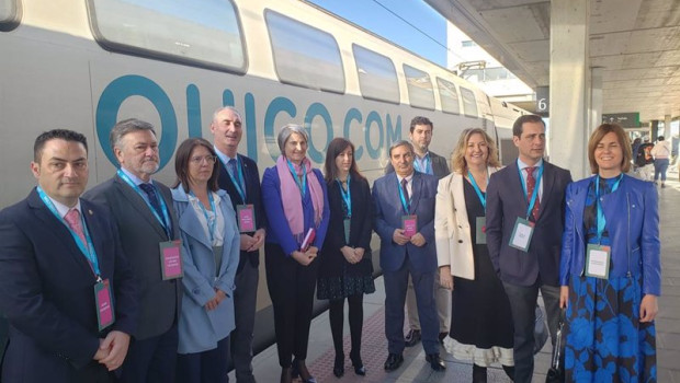 ep la directora general de ouigo helene valenzuela centro con foulard violeta con las autoridades de